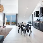 Divine With Sea View 아파트 *