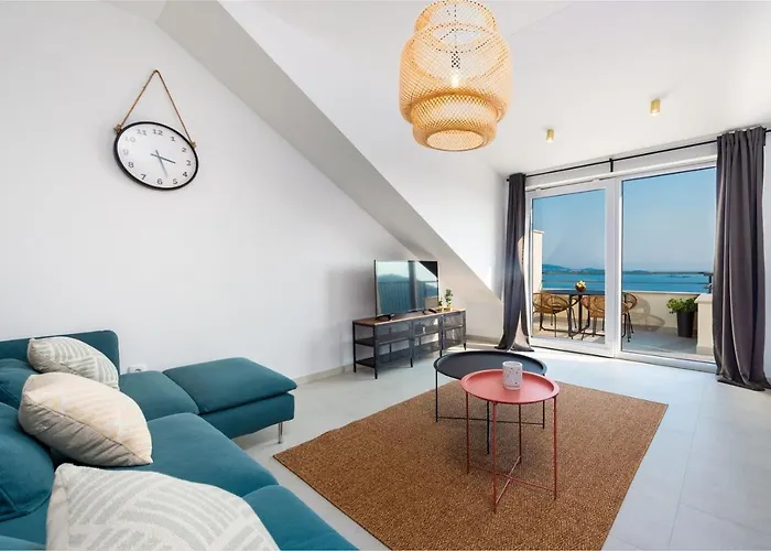 Divine With Sea View Apartament