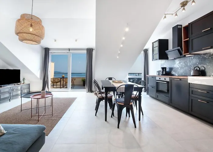 Divine With Sea View Apartament *